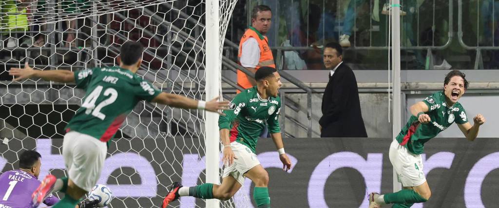 Agustín Giay (der.) de Palmeiras celebra un gol este miércoles, en el partido de ida ante Liga de Quito.