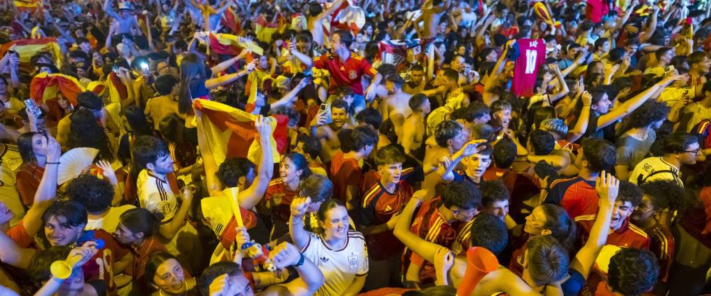 Hinchas de España celebran en su territorio la obtención del título en el Mundial 2026. 