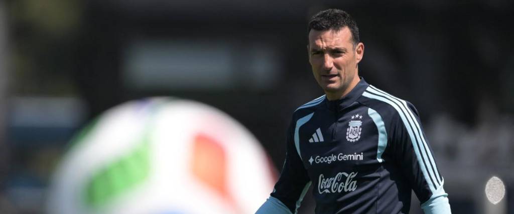 Lionel Scaloni, entrenador de Argentina, en pleno entrenamiento.