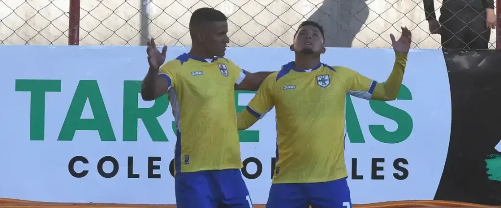 Juan Fajardo (izq.) y Layonel Figueroa, los goleadores de ABB ante FC Universitario.