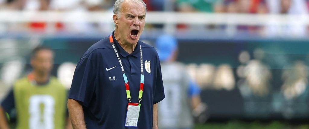 El seleccionador de Uruguay, Marcelo Bielsa, grita en el juego entre Uruguay y España.