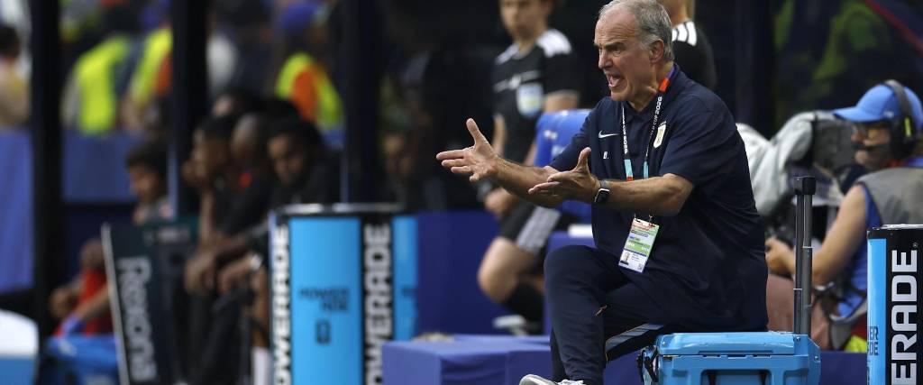 El seleccionador de Uruguay Marcelo Bielsa reacciona en el duelo del sábado ante Cabo Verde.