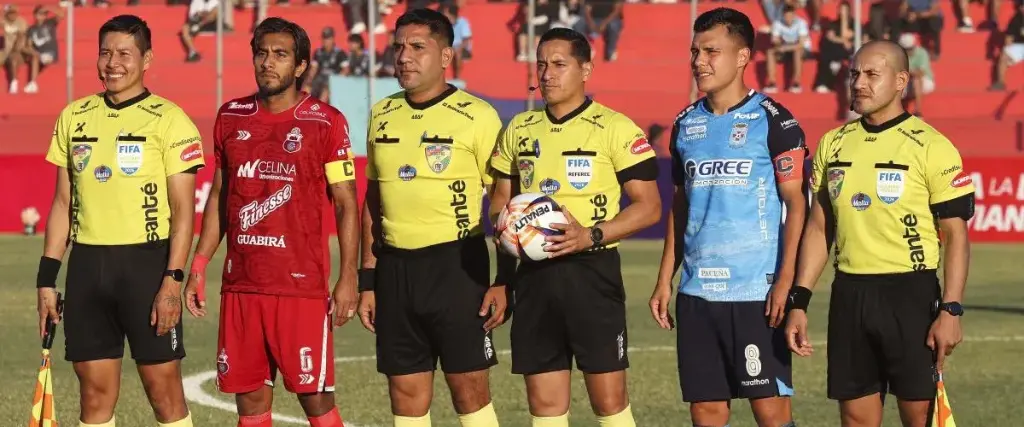 Jordy Alemán, árbitro central (el cuarto de la izq. a la der.), del partido entre Guabirá y Blooming.