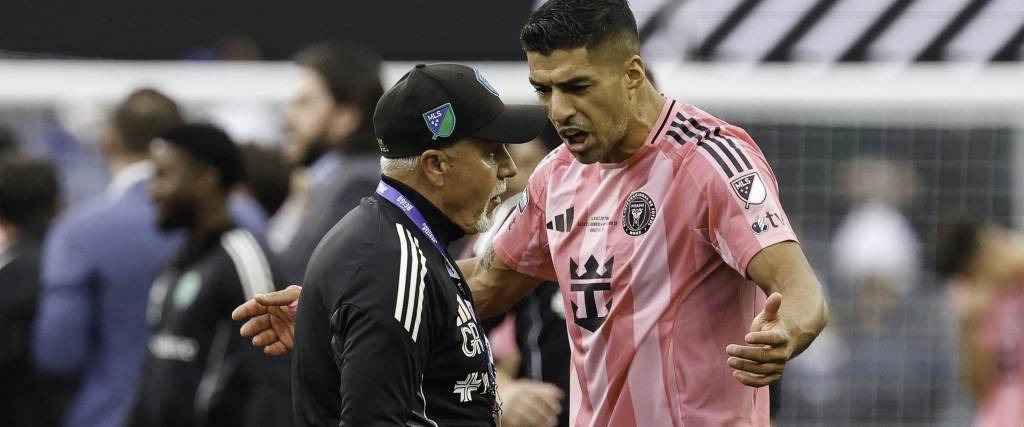 Suárez ha protagonizado numerosas polémicas sobre el césped a lo largo de su extraordinaria carrera como goleador