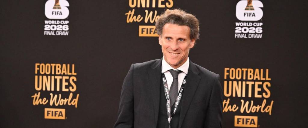 El exfutbolista uruguayo Diego Forlán posa a su llegada al sorteo de la Copa Mundial de la FIFA 2026.