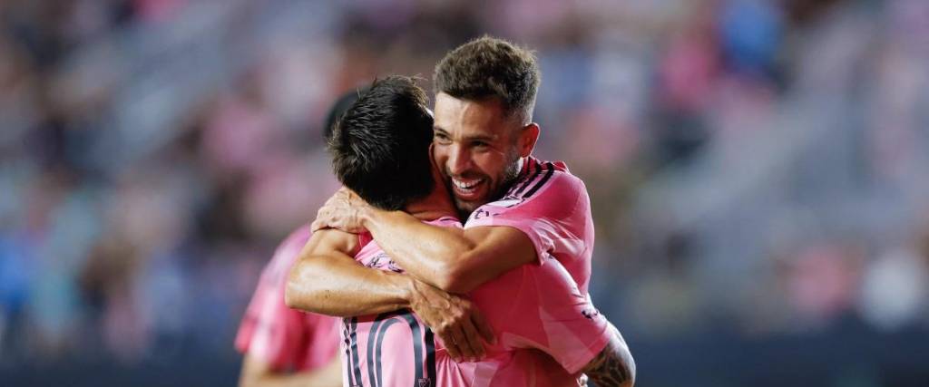 Messi celebra con su compañero español Jordi Alba en un partido disputado en septiembre de 2025.