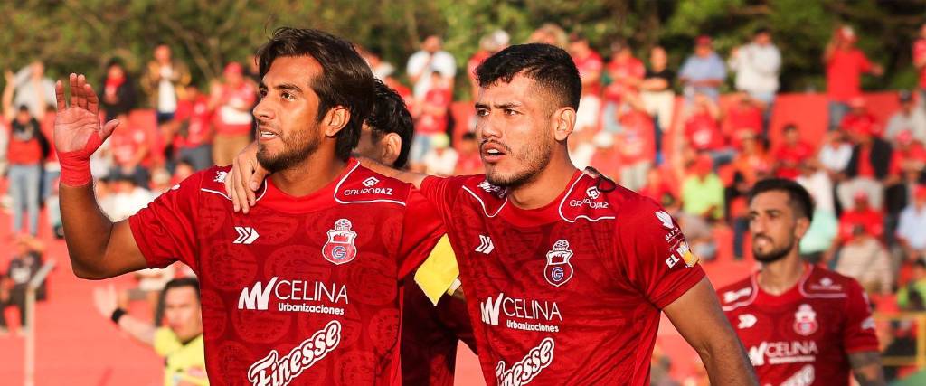 Carlos Añez (izq.) celebra el primer gol de Guabirá junto con Samuel Garzón.