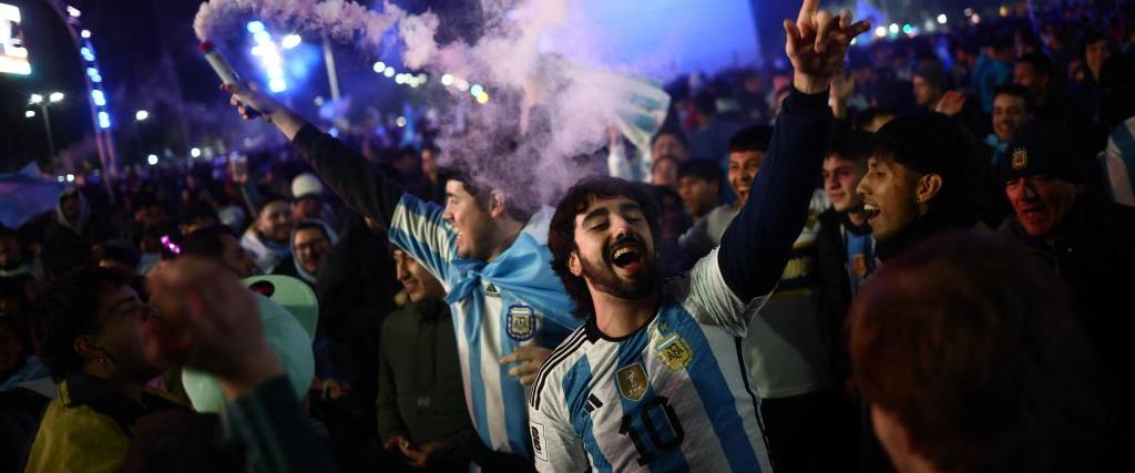 Hinchas argentinos festejan en el Obelisco