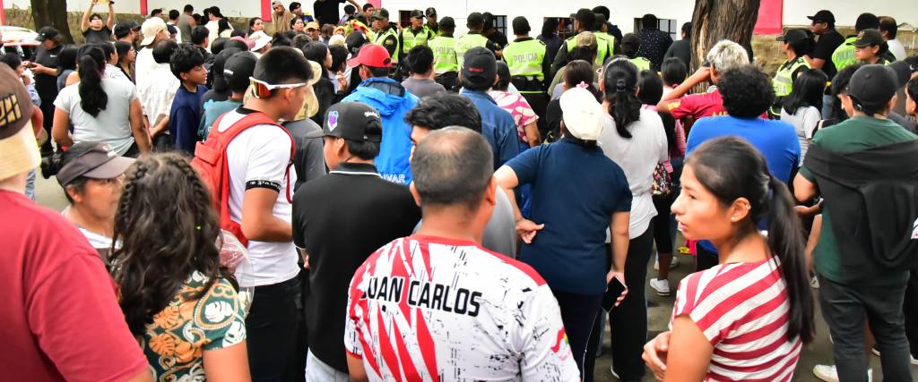En Tarija, aglomeraciones y molestias se registran en las filas de personas que buscan las últimas entradas para el estadio IV Centenario