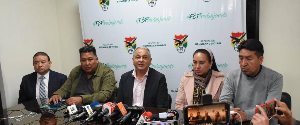 Fernando Costa (centro) brindó conferencia de prensa anunciando el regreso del fútbol