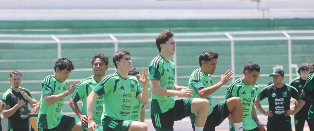 Jugadores de la selección de México participan en un entrenamiento este sábado, en Santa Cruz (Bolivia)