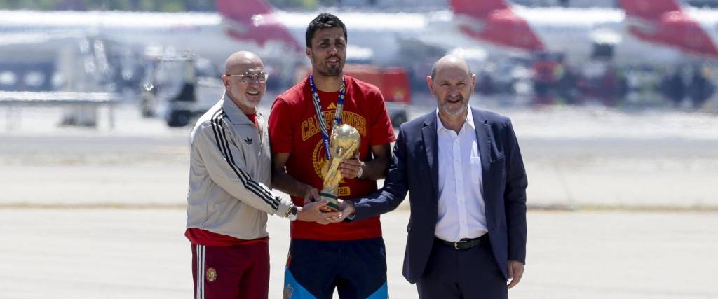 El capitán de España, Rodri (c), que lleva el trofeo de la Copa del Mundo, acompañado del DT, Luis de la Fuente (i), y el presidente de la RFEF, Rafael Louzán