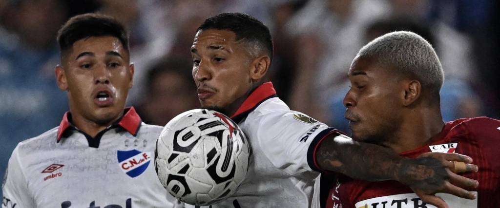 Juan Izquierdo, al centro con el balón en el pecho, en el partido que disputó con Always Ready por la Copa Libertadores