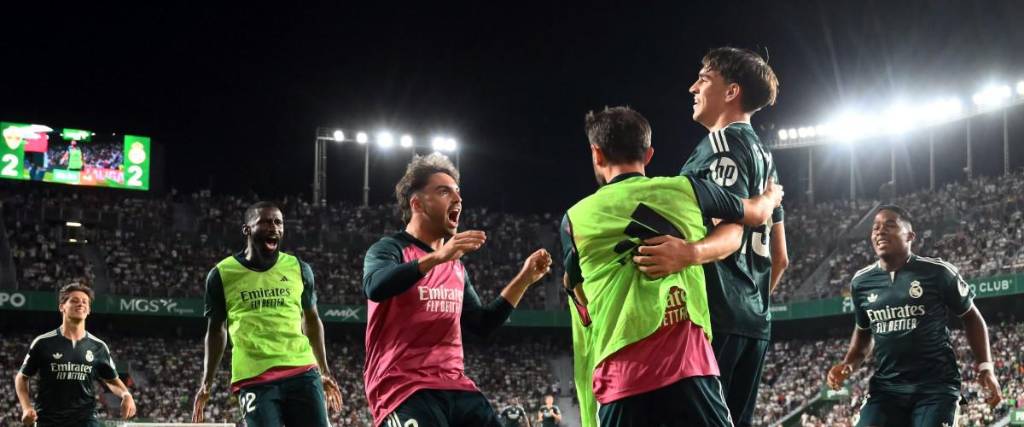 El delantero Carlos Espi (der.) anota el tercer tanto y es felicitado por sus compañeros del Real Madrid.