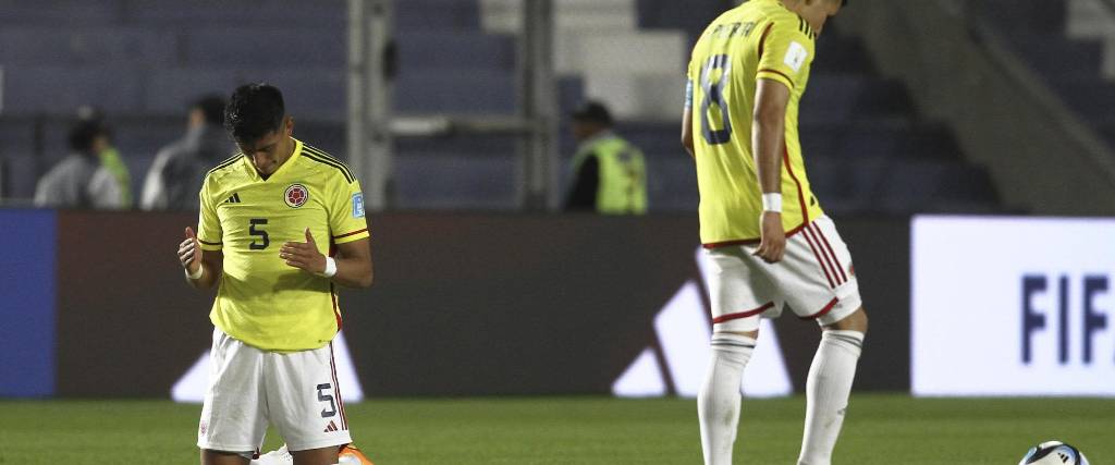 Kevin Mantilla (iz) y Gustavo Puerta (dr) de Colombia reaccionan este sábado, al final de un partido de los cuartos de final de la Copa Mundial de Fútbol sub-20 entre Colombia y Italia