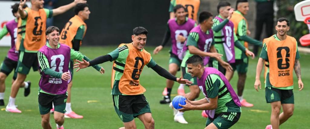 Los jugadores de la selección mexicana en entrenamiento.