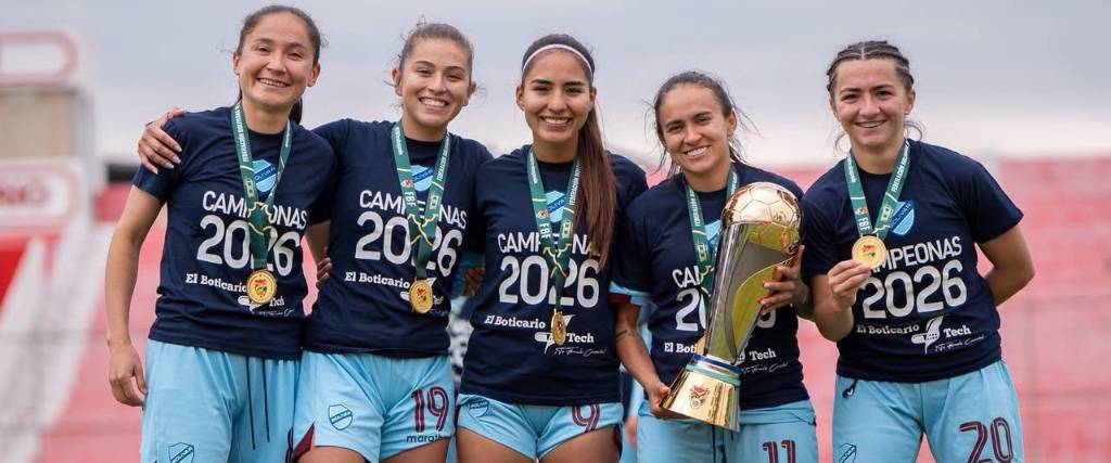 Las chicas de Bolívar celebran el primer título en el fútbol boliviano. 