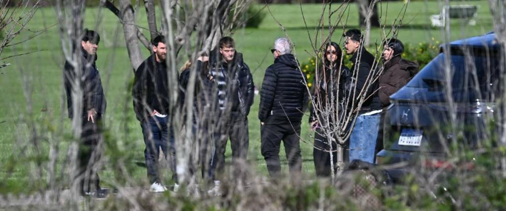 El astro del fútbol argentino Lionel Messi y su familia en el funeral de su padre.