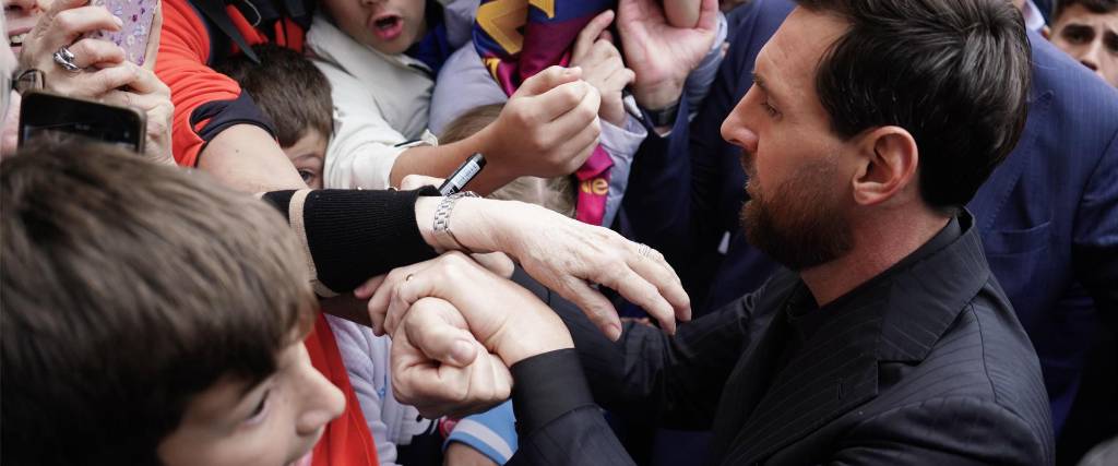 El futbolista argentino Leo Messi, Premio Princesa de Asturias de los Deportes, es recibido por los aficionados a su llegada a Oviedo. 