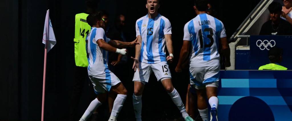 El delantero de Argentina, Luciano Gondou, celebra el segundo gol de su equipo en el partido de fútbol. 