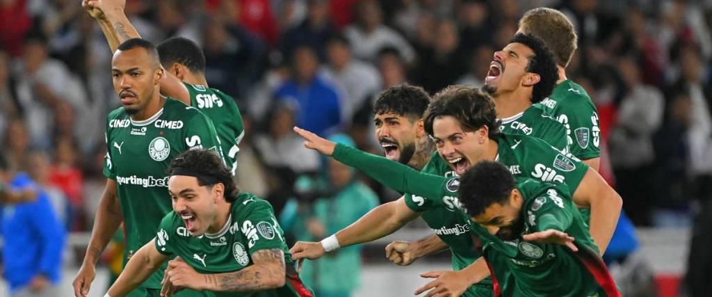 Los jugadores de Palmeiras celebran la clasificación tras ganar en la tanda de penales a la Liga de Quito.