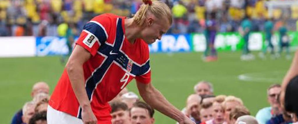 Haaland con el bombo para realizar el remo vikingo en un encuentro del Mundial 2026.