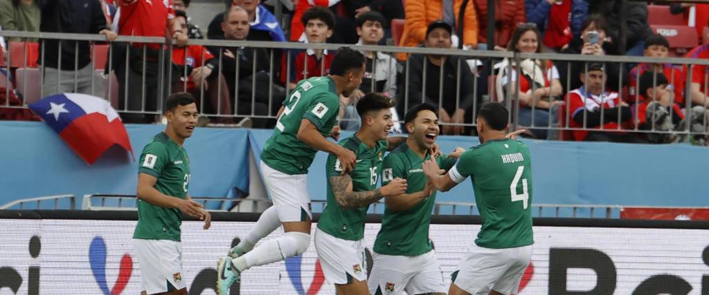 Bolivia celebra el primero de los dos goles en el Monumental