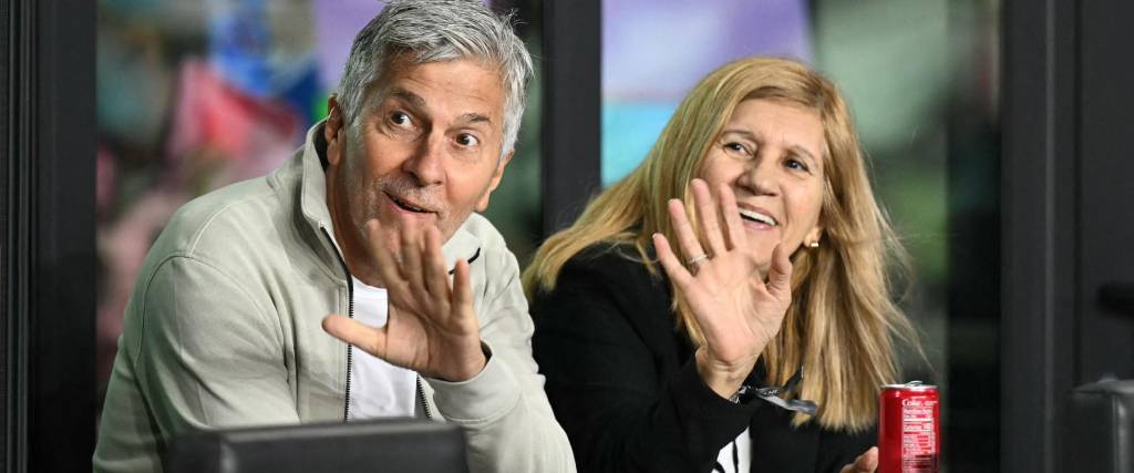 Jorge Messi (izq.) junto con su esposa Celia Cuccittini, los padres de Lionel Messi.