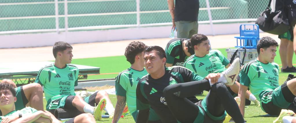 Jugadores de la selección de México participan en un entrenamiento este sábado, en Santa Cruz (Bolivia)