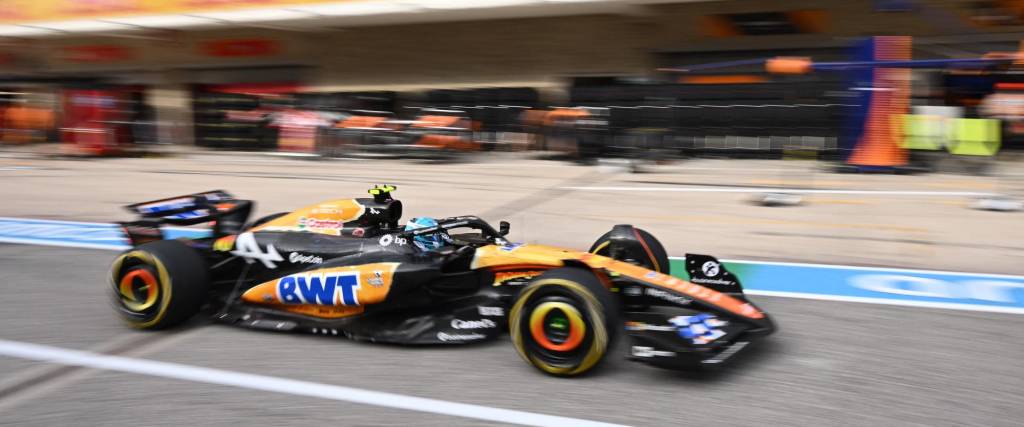 El piloto británico de McLaren, Lando Norris, sale del pit lane durante la clasificación Sprint para el Gran Premio de Fórmula Uno de Estados Unidos.