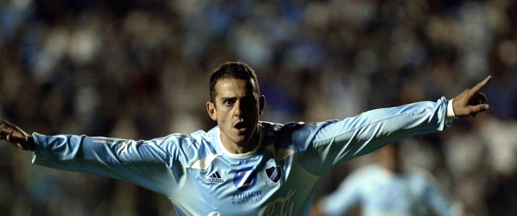 Horacio Chiorazo del Bolivar festeja el gol anotado en la final de 2004 en La Paz