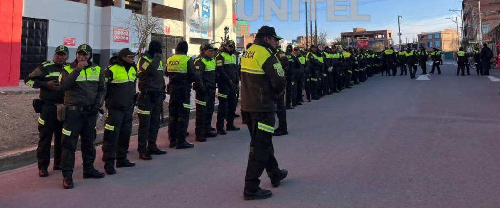 Los policías forman que frente al estadio de Villa Ingenio. 