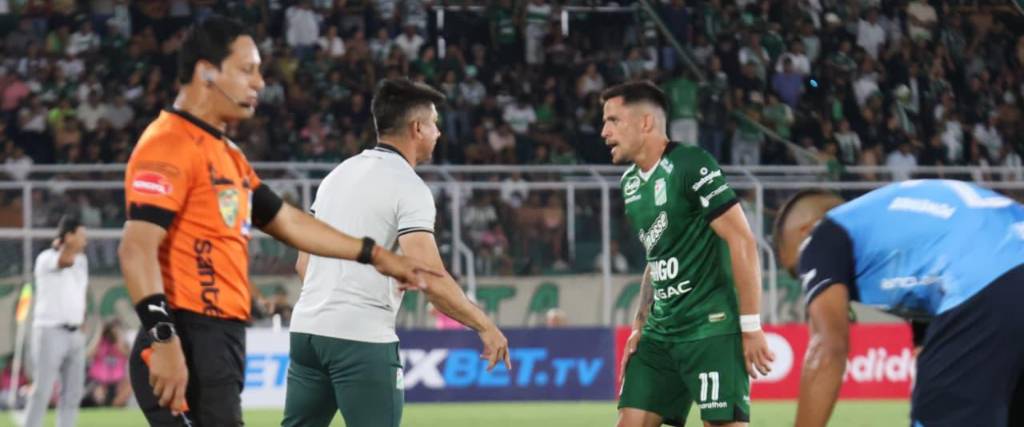 El entrenador de Oriente Petrolero Gustavo Florentín (izq.) habla con Leonardo Vaca.