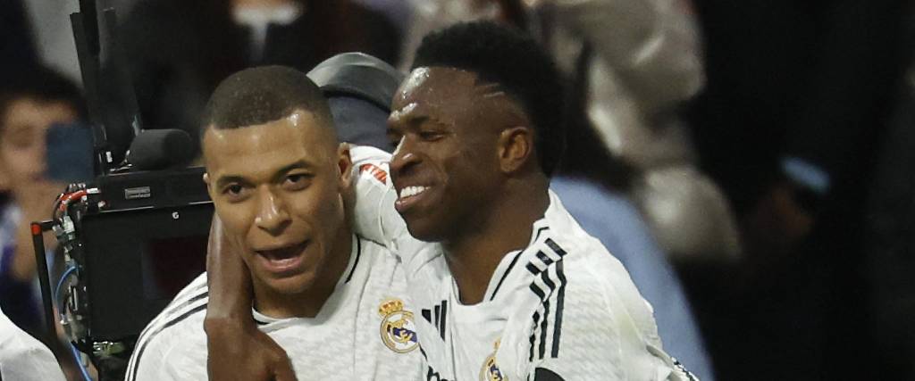 Mbappé y Vinicius festejando.