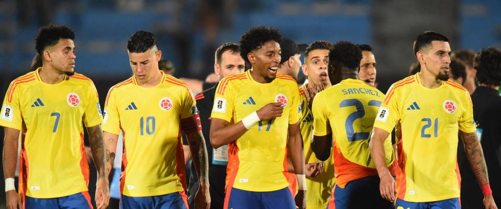 Los jugadores de Colombia reaccionan tras perder el partido de fútbol de las eliminatorias sudamericanas de la Copa Mundial de la FIFA 2026 ante Uruguay