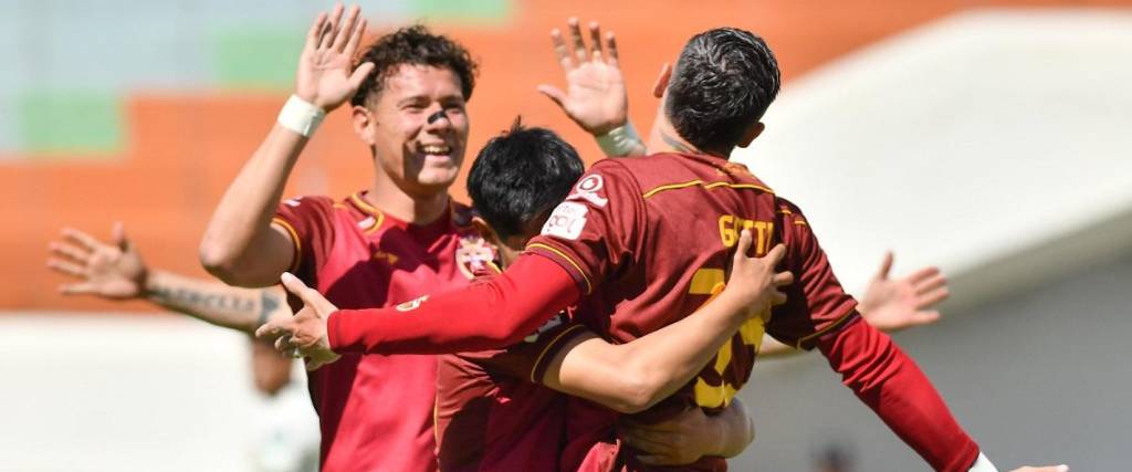 Los jugadores de Real Oruro celebran uno de los sus goles en el estadio Félix Capriles ante FC Universitario.