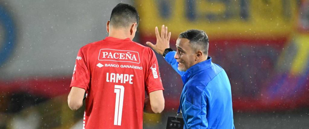 Robatto junto a Carlos Lampe en un partido de la Libertadores