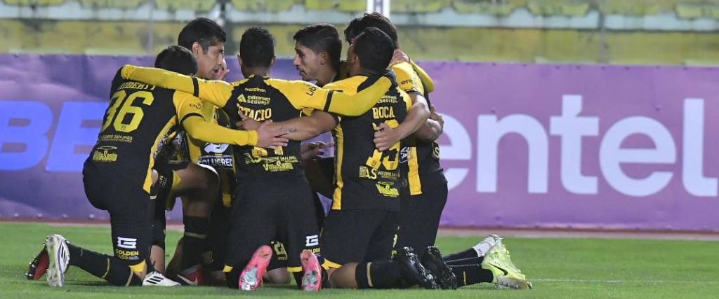 Los jugadores de The Strongest celebran uno de sus goles esta noche ante FC Universitario.