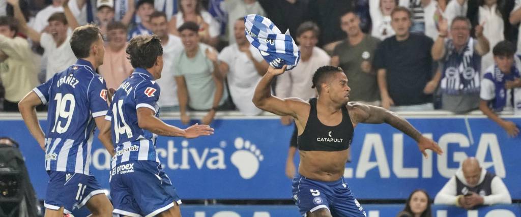 El delantero del Alavés Mariano Díaz celebra tras conseguir el 2-0 durante la primera jornada de LaLiga.