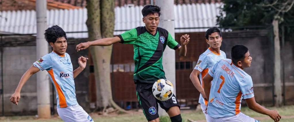 Incidencia de un encuentro entre jóvenes del campeonato de la Asociación Cruceña de Fútbol. 