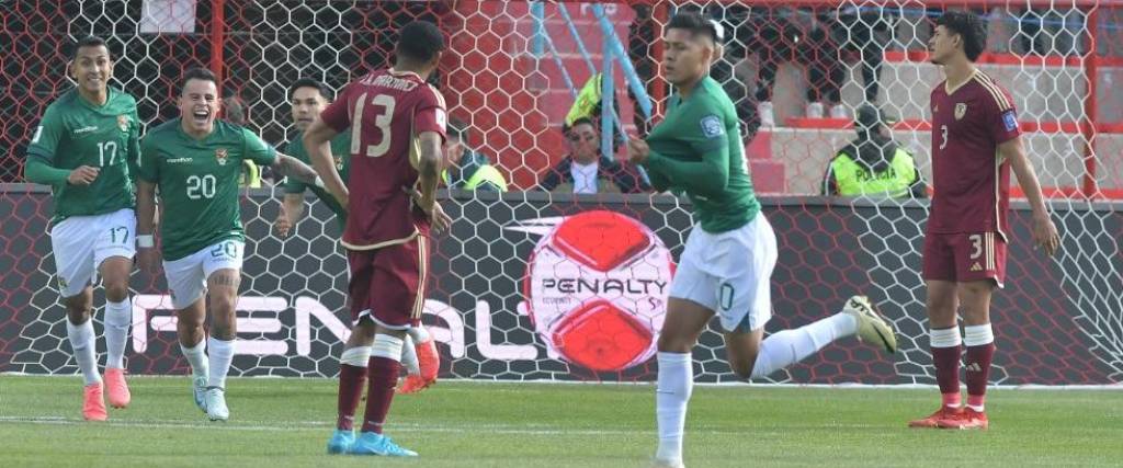 Vaca sale a festejar su gol, que abrió el marcador en la goleada a Venezuela