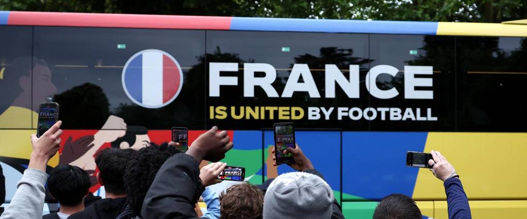 Los aficionados de Francia alentando a los seleccionados en su paso en un bus