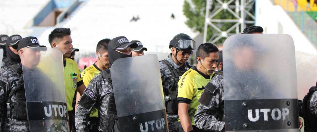 Árbitros con custodio policial. 