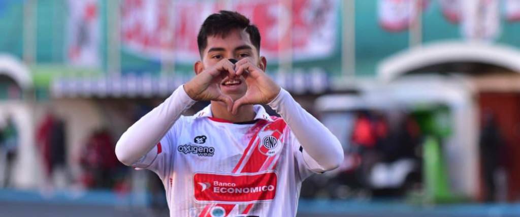 El mediocampista de Nacional Potosí, Kevin Bailaba, celebra su gol ante Real Oruro.