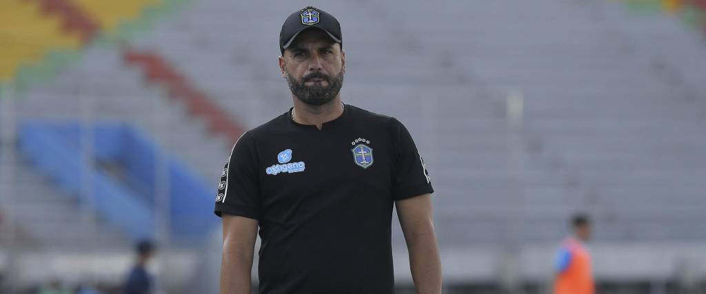 Thiago Leitao dirigiendo su último partido con San Antonio.