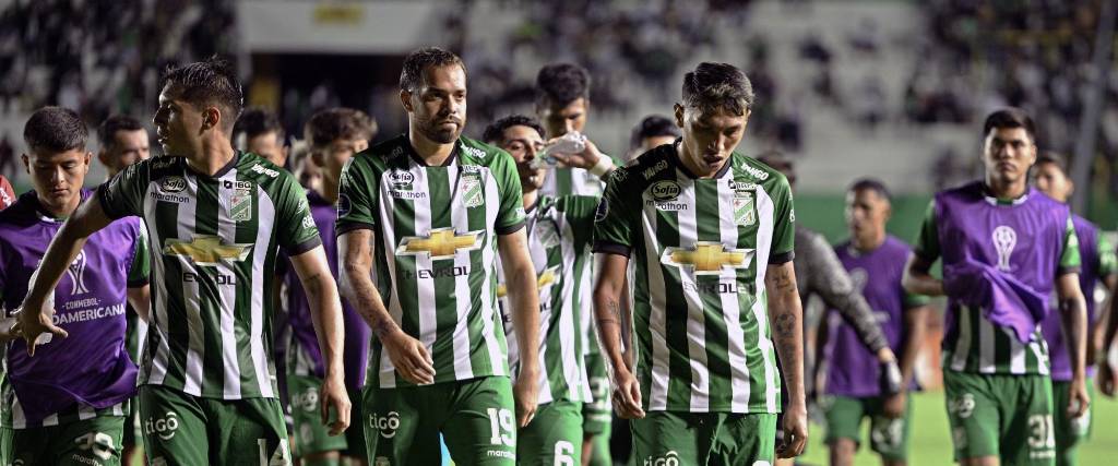 Los jugadores de Oriente Petrolero tras el encuentro del jueves