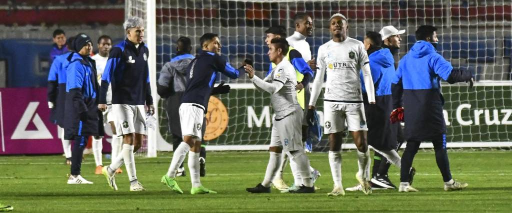 Jugadores de San Antonio Bulo Bulo en el partido contra Bolívar