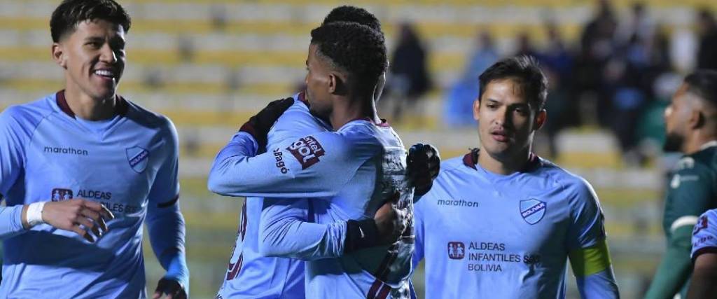 La celebración de los jugadores de Bolívar luego de marcar el primer tanto ante San Antonio. 