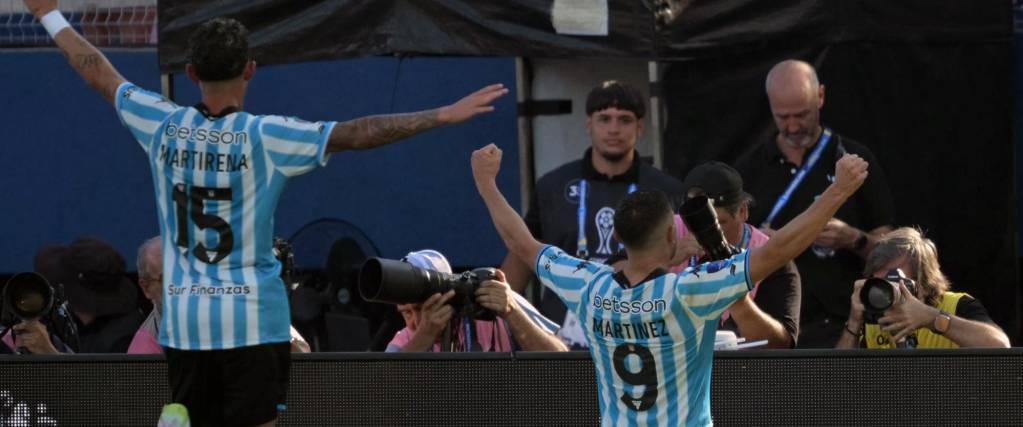 Adrián Martínez celebra uno de los tres goles de Racing