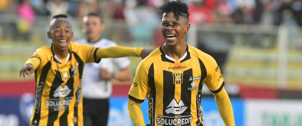 Estacio, el mediocampista colombiano de The Strongest, celebra el tanto del empate.